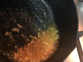 8、蚝油淋花生芽,加入蚝油，再加入一点热水，调成浓稠酱汁