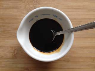 4、葱油面,搅拌均匀，做成调味汁