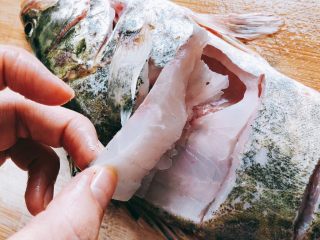 3、年年有余之糖醋鱼-年夜饭,再横刀切开鱼肉,不切断。
