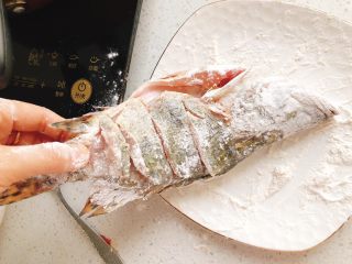 7、年年有余之糖醋鱼-年夜饭,油炸粉抹到鱼上,从里到外,全部抹上油炸粉。