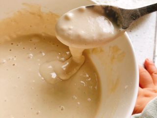 8、年年有余之糖醋鱼-年夜饭,拿一个干净的碗,倒入油炸粉和淀粉(比例为1:1),加入半勺盐、适量的水,搅拌成面糊。