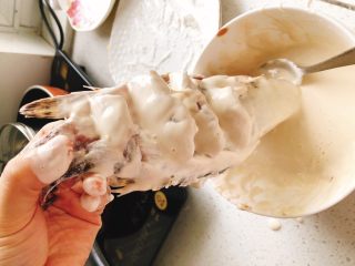 9、年年有余之糖醋鱼-年夜饭,将整只鱼放到面糊里抹匀,全部抹上面糊,面糊太稀的话挂不住,并且炸出来的鱼不够酥脆。