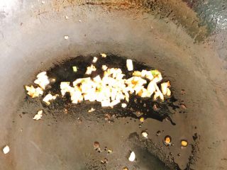 13、年年有余之糖醋鱼-年夜饭,倒掉锅里炸鱼的油,留少许,放入切碎的蒜泥炒香。