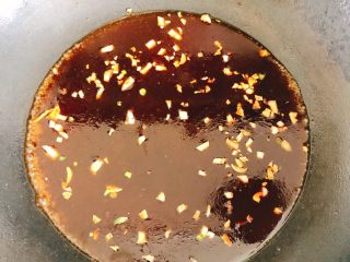 14、年年有余之糖醋鱼-年夜饭,倒入调料烧开。