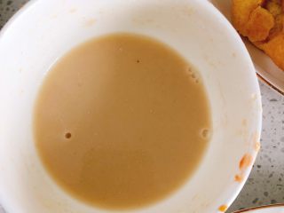 15、年年有余之糖醋鱼-年夜饭,取少许淀粉,加水搅拌均匀。