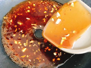 16、年年有余之糖醋鱼-年夜饭,倒入锅中勾芡,汤汁粘稠后关火。