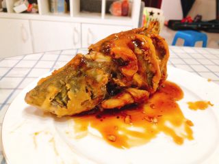 17、年年有余之糖醋鱼-年夜饭,将汤汁淋到鱼身上。