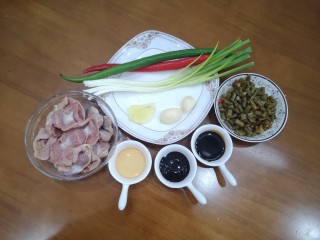 1、酸辣鸡胗,食材大合照