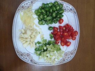 2、酸辣鸡胗,姜片切丝，大蒜切碎，小葱切小段，青红线椒切小