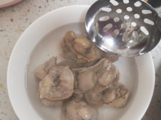 6、酸辣鸡胗,鸡胗倒进锅里煮开马上捞出进冷水，这样鸡胗炒好是脆的