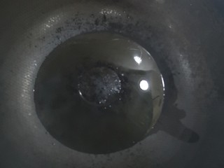 8、酸辣鸡胗,热锅加入油