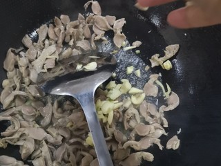 11、酸辣鸡胗,加入大蒜，爆炒至水份干