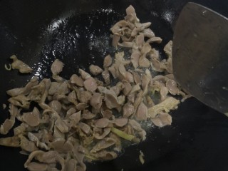 10、酸辣鸡胗,倒入鸡胗爆炒