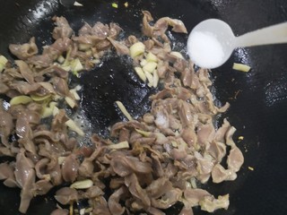 12、酸辣鸡胗,加入适量盐