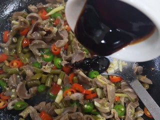 17、酸辣鸡胗,倒入耗油