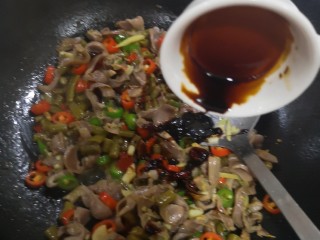 18、酸辣鸡胗,倒入老抽