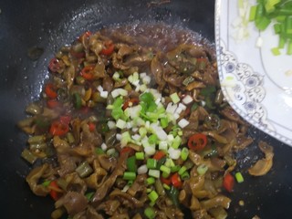 20、酸辣鸡胗,加入小葱段翻炒一下就可出锅了