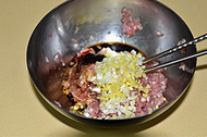 1、炸藕夹,将猪肉馅中加盐,生抽,蚝油,盐,五香粉,葱末,姜末。