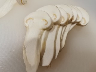 1、松茸一森林里珍贵的菌子【附6种做法】,干净的松茸用刀切成3一5mm厚度的薄片备用。（刀最好用陶瓷刀，枮板用食用胶枮板，这样会让松茸保留本味。）