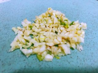 7、银耳拌黄瓜,大蒜切成末。