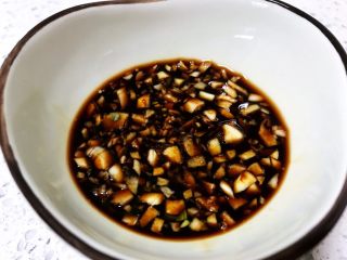 8、银耳拌黄瓜,放入碗里，加入生抽、醋、橄榄油、盐、白糖、搅拌均匀。