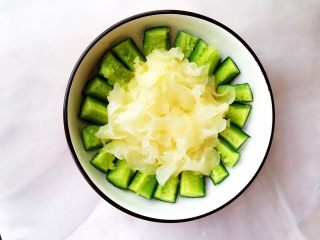 9、银耳拌黄瓜,黄瓜放在周围，银耳装在盘子中间，摆放整齐。