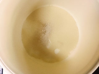 1、广式叉烧包,酵母粉、白糖、盐、50ml清水拌匀