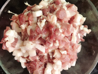 7、广式叉烧包,切成丁