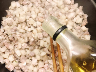 10、广式叉烧包,炒变色后加入料酒