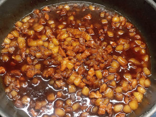 13、广式叉烧包,加入老抽转小火慢慢炖入味