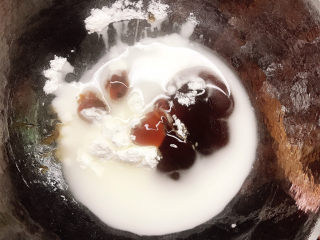 15、广式叉烧包,加入蚝油和少许清水拌匀