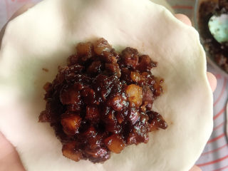 21、广式叉烧包,放入叉烧馅儿