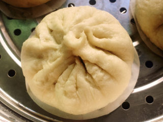 24、广式叉烧包,大火烧开后转中火蒸12分钟,焖3-5分钟后再揭开盖子