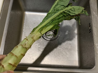 1、莴笋炒木耳,准备好一条莴笋，把叶子摘除