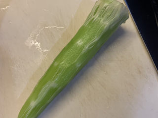 2、莴笋炒木耳,把莴笋去皮