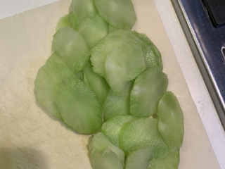 3、莴笋炒木耳,然后把莴笋切片