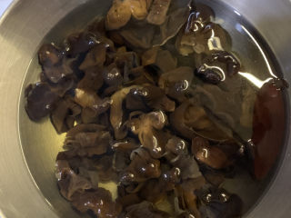 4、莴笋炒木耳,木耳用温水，提前浸泡30分钟