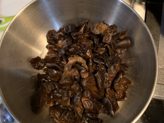 5、莴笋炒木耳,把浸泡好的木耳捞出来沥干水