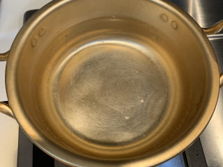 6、莴笋炒木耳,锅中倒入适量清水，大火烧开