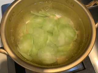 7、莴笋炒木耳,放入莴笋片