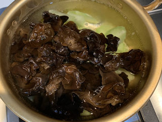 8、莴笋炒木耳,放入木耳，焯水1分钟