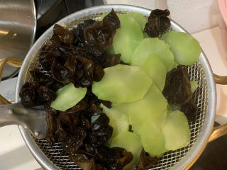 9、莴笋炒木耳,然后捞出沥干水份