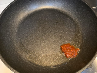 11、莴笋炒木耳,放入1勺豆瓣酱翻炒出红油