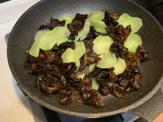 12、莴笋炒木耳,倒入莴笋、黑木耳大火翻炒片刻