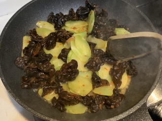 13、莴笋炒木耳,再倒入适量清水