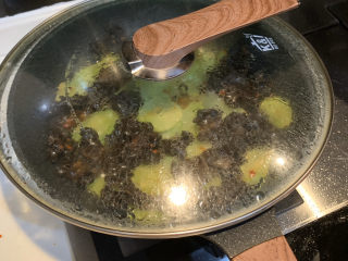 14、莴笋炒木耳,加盖煮1分钟