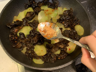 15、莴笋炒木耳,最后放入1勺鸡精翻炒均匀，就可以出锅了