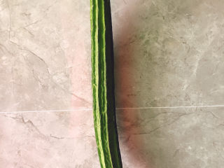 1、蒜蓉蒸丝瓜,准备一条丝瓜
