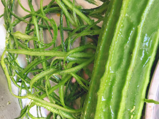 2、蒜蓉蒸丝瓜,用削皮刀削去硬梗部分