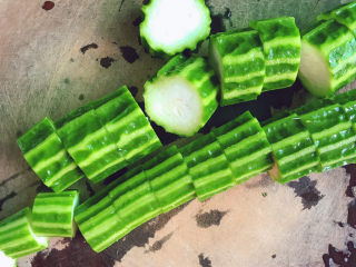 3、蒜蓉蒸丝瓜,切成1.5cm左右的圈